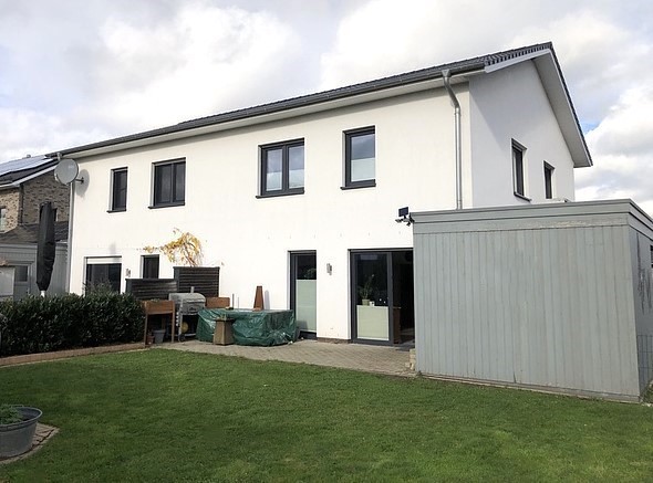 Blick vom Garten aufs Haus Doppelhaush�lfte Bakum