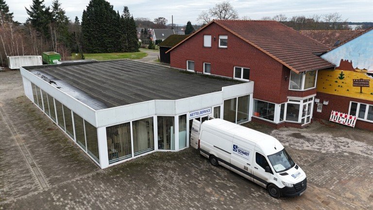 Ansicht Ausstellungshalle Diepenau Halle Autohaus mit Ausstellungs u. B�rogeb�ude, Werkstatt und M�glichkeit einer Betreiberwohnung in 31603 Diepenau