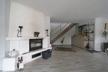 Wohnbereich mit Kamin Maisonettewohnung Goldenstedt