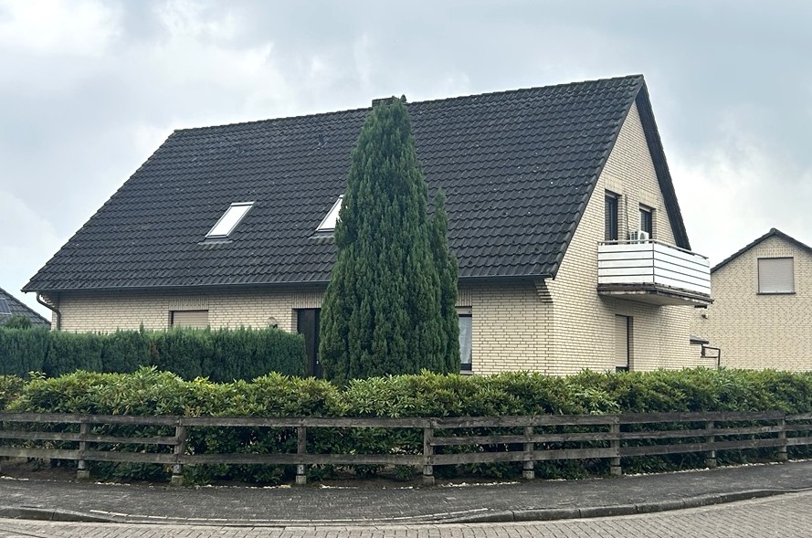 Stra�enansicht Zweifamilienhaus Barnstorf / Walsen