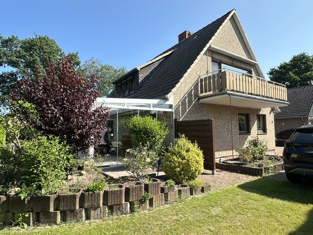 Blick auf Wohnhaus und Wintergarten Einfamilienhaus Bremen / Mahndorf