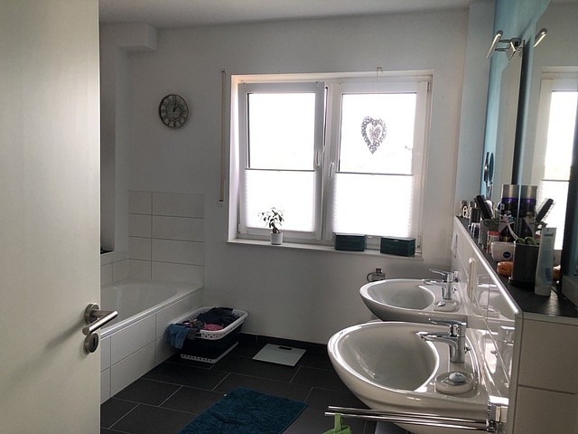Badezimmer/Handwaschbecken Doppelhaush�lfte Bakum