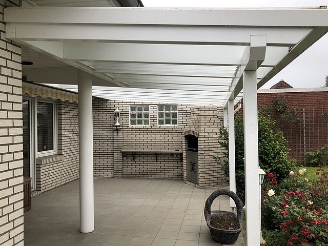 �berdachte Terrasse mit Steingrill Einfamilienhaus Quakenbr�ck