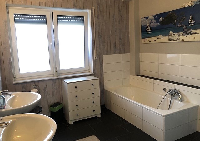 Badezimmer mit Wanne und Dusche Doppelhaush�lfte Bakum