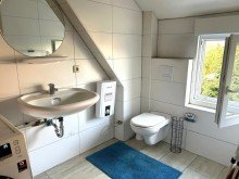 Badezimmer DG Ohne K�uferprovision! Zweifamilienhaus in Moormerland.   
Kaltmiete j�hrlich 16.200 EUR. Kaufpreis 220.000 EUR.