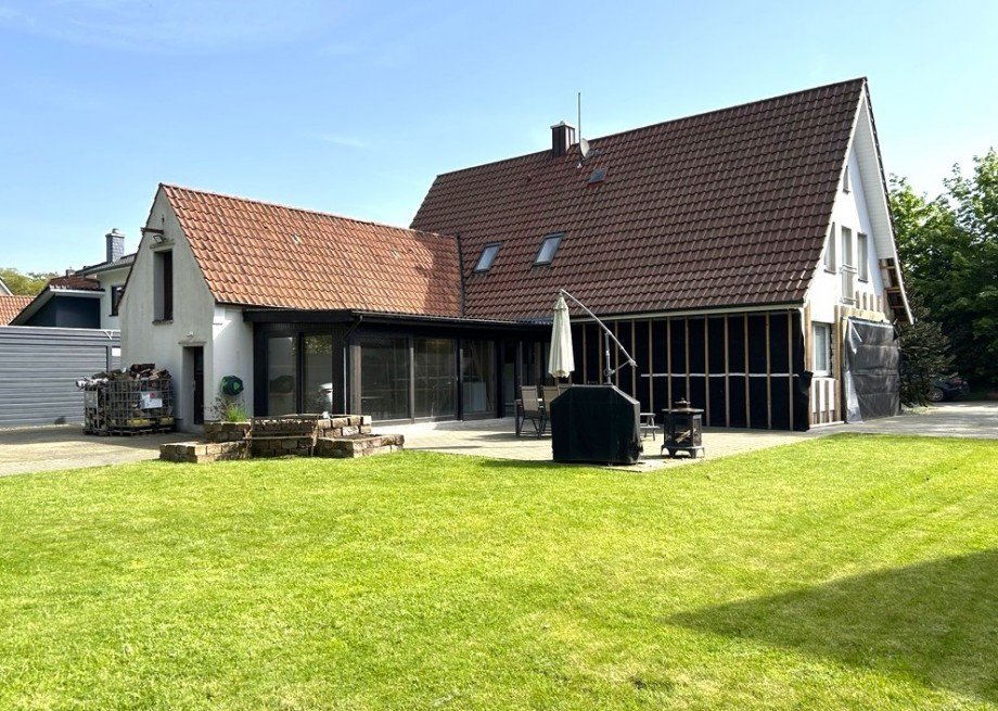 Blick vom Garten auf das Wohnhaus und den Anbau Einfamilienhaus Goldenstedt