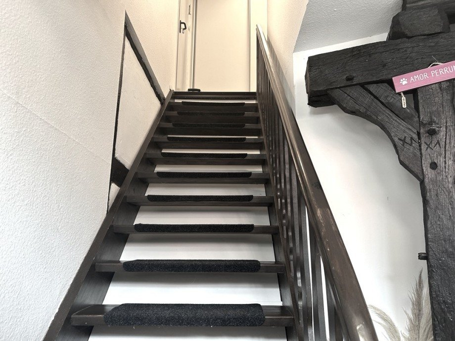 Whg 2 DG: Treppenaufgang zur Wohnung Mehrfamilienhaus Diepholz