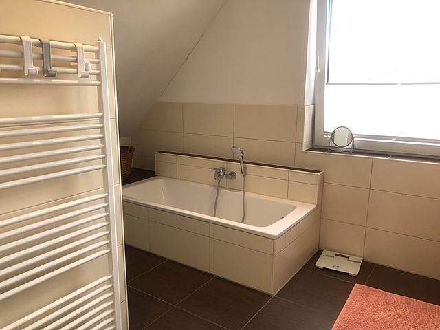 Badezimmer mit Wanne und Dusche Einfamilienhaus Barver