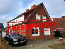 Stra�enansicht Ohne K�uferprovision! Zweifamilienhaus in Moormerland.   
Kaltmiete j�hrlich 16.200 EUR. Kaufpreis 220.000 EUR.