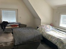 Schlafzimmer DG Ohne K�uferprovision! Zweifamilienhaus in Moormerland.   
Kaltmiete j�hrlich 16.200 EUR. Kaufpreis 220.000 EUR.