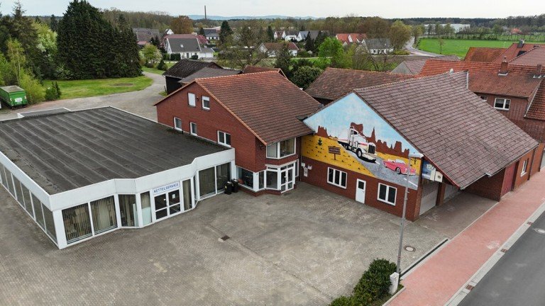 Autohaus mit Autowerkstatt u B�rogeb�ude Diepenau Werkstatt Vielseitig nutzbares Gewerbeanwesen mit Ausstellung, Werkstattgeb�uden, verschiedenen Nebengeb�uden und Wohnhaus mit 2 Wohneinheiten in 31603 Diepenau