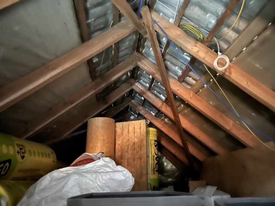 Spitzboden mit D�mmmaterial Zweifamilienhaus Gro�enkneten