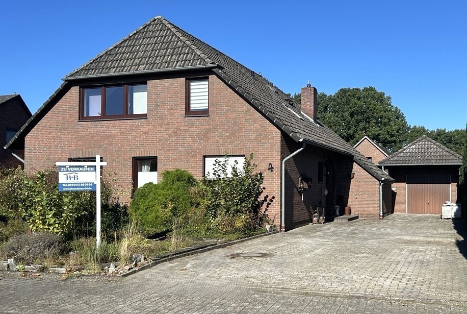 Stra�enansicht Zweifamilienhaus Gro�enkneten