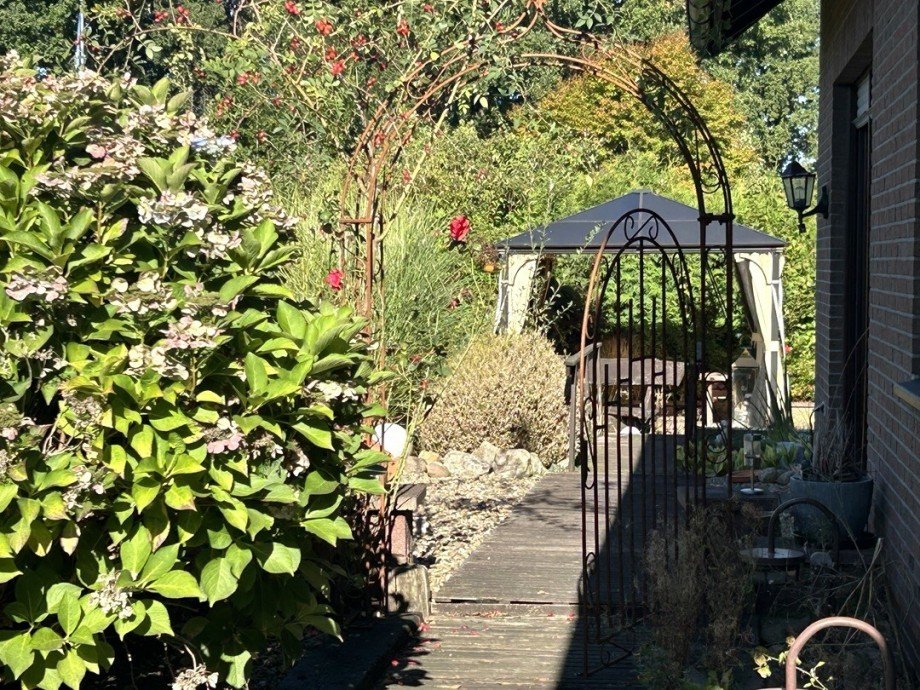 Blick in den Garten und Pavillon Zweifamilienhaus Gro�enkneten